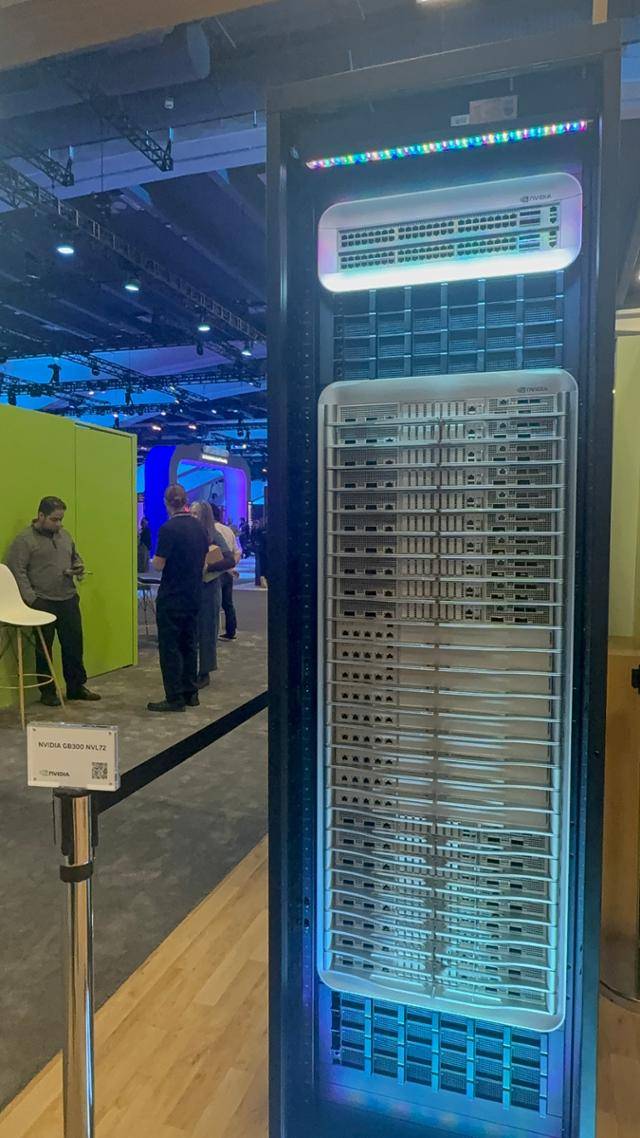 엔비디아의 최신 AI 및 고성능 컴퓨팅(HPC) 플랫폼 GB300. 그레이스 블랙웰 아키텍처를 기반으로 한 슈퍼칩 시스템의 확장 버전이다. 지난해 엔비디아 GTC 콘퍼런스에서 발표된 블랙웰 시리즈 중 하나로, 주로 AI 훈련, 추론, 그리고 피지컬 AI 시뮬레이션과 같은 고급 컴퓨팅 작업을 위해 설계됐다. 실리콘밸리=박지연 특파원