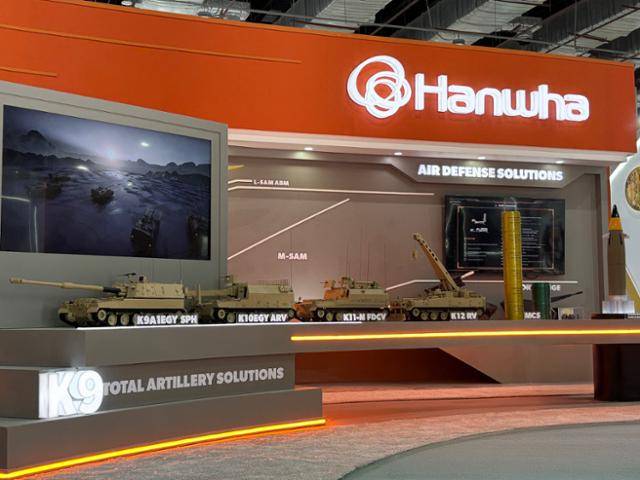 이집트 카이로에서 1~4일 열리는 '이집트 방산 전시회(EDEX) 2025'의 한화 전시관에 K9 자주포 패키지 모형이 전시돼 있다. 한화에어로스페이스 제공