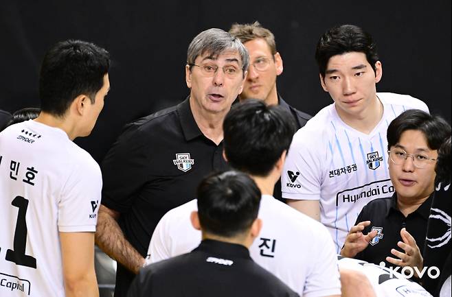 여러 악재 속에 2라운드 흔들리고 있는 현대캐피탈. 사진=KOVO