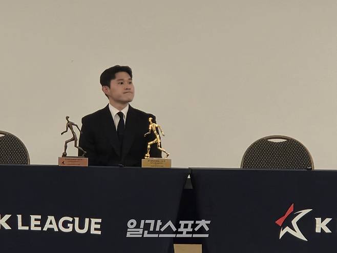 울산 이동경이 1일 서울 서대문구 스위스그랜드호텔에서 열린 하나은행 K리그 2025 대상 시상식을 마친 뒤 취재진과 만나 MVP 수상 소감을 전하고 있다. 연희로=김우중 기자