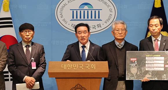 송기섭(왼쪽 두번째) 진천군수가  1일  국회 소통관에서 기자회견을 열고 ‘진천군의 친일재산 국가귀속 프로젝트 자문위원회’가 발견한 친일재산에 대해 법무부 조사를 요청하고 있다.[사진=진천군]