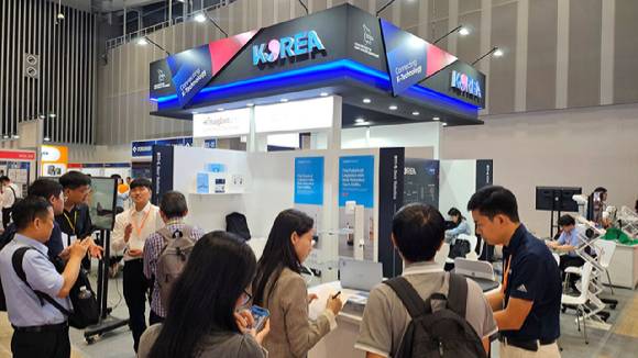 27~29일 호치민 사이공 전시·컨벤션센터(SECC)에서 열리는 '베트남 국제 기계산업박람회(VINAMAC EXPO 2025)'  전시회장에서 운영된 'K-로봇관'의 모습. [사진=코트라]