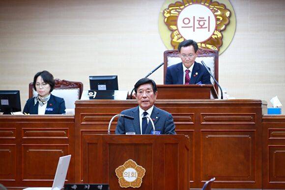 조상래 곡성군수가 ‘의회 정례회’에서 내년도 군정 운영 방향을 발표하고 있다.  [사진=전남 곡성군]