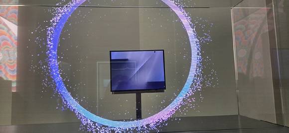 지난달 28일 문을 연 경주엑스포공원 내 K-테크 쇼케이스에 전시된 삼성전자의 '갤럭시Z 트라이폴드'가 펼쳐진 모습. [사진=박지은 기자]