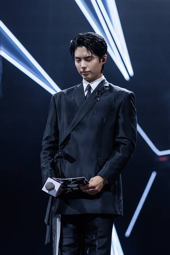 지난달 28일 ‘마마 어워즈’ 호스트를 맡은 박보검이 묵념으로 행사를 시작했다. [사진 CJ ENM]