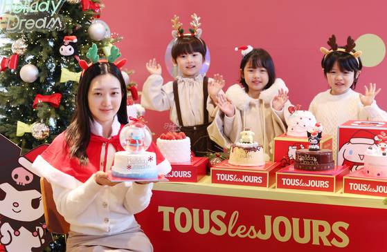 17일 오전 서울 중구 뚜레쥬르 제일제당센터점에서 모델들이 뚜레쥬르의 윈터 홀리데이 케이크를 소개하고 있다. 연합뉴스