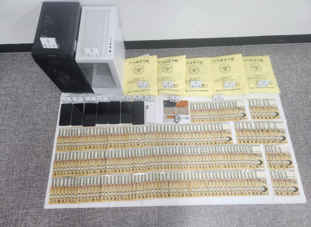 ▲ 경찰이 불법 도박사이트 운영 조직으로부터 압수한 금품 등 증거물. 강원경찰청 제공