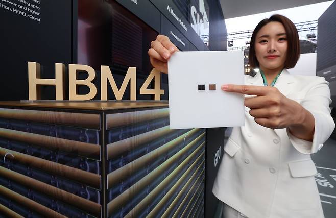 SK하이닉스가 지난 10월 공개한 HBM4 실물