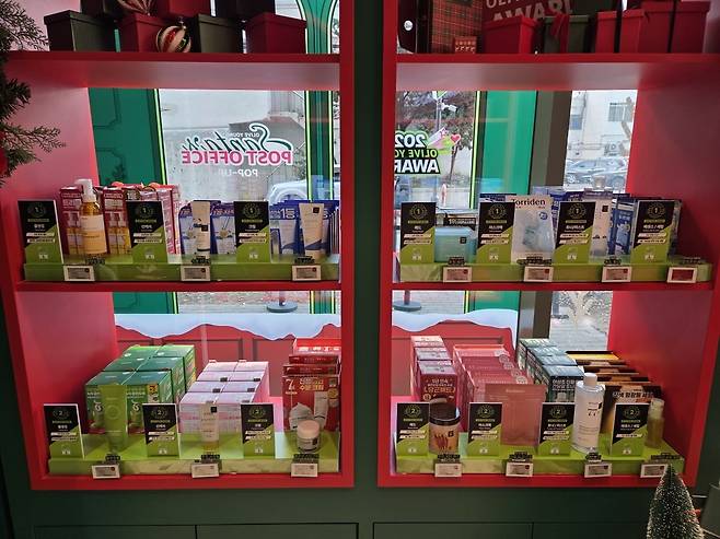 1일 서울 성동구에 있는 올리브영N성수점에 '2025 올리브영 어워즈' 제품들이 진열돼있다./사진=박수림 기자