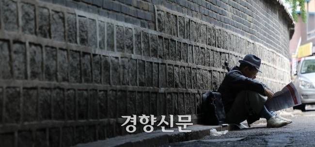 서울 종로구 탑골공원 인근에서 한 노인이 신문을 보고 있다.  권도현 기자