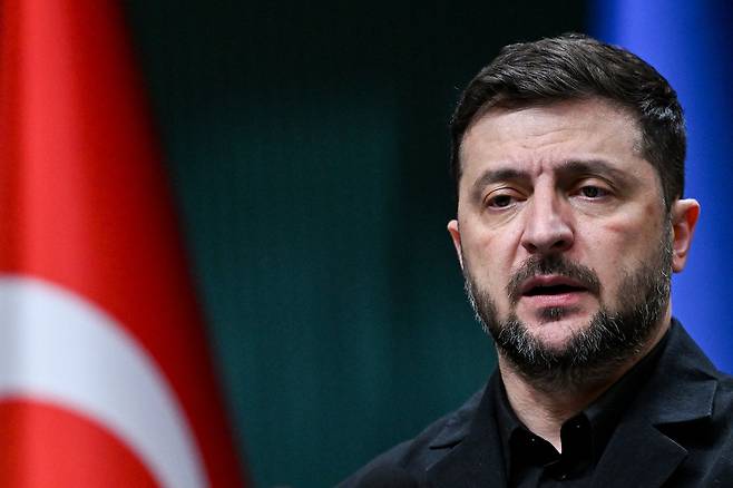 볼로디미르 젤렌스키 우크라이나 대통령이 지난달 19일(현지시간) 튀르키예에서 레제프 타이이프 에르도안 튀르키예 대통령과 정상회담 후 기자회견에 참석하고 있다. AFP연합뉴스