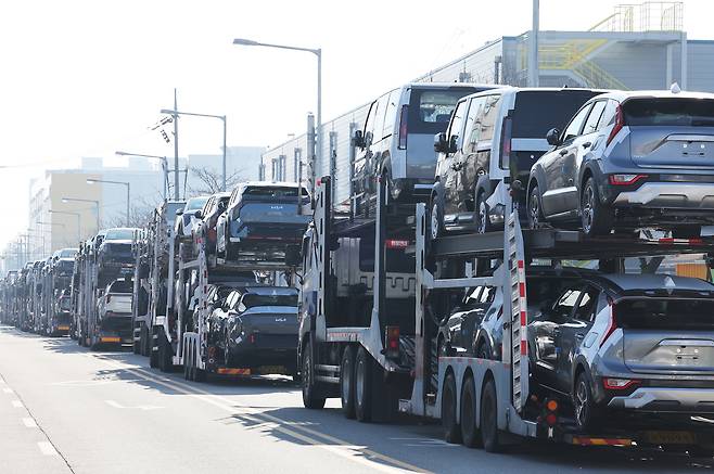 Cars ready for export are parked on car carriers at a port in Pyeongtaek, Gyeonggi, on Dec. 1. [YONHAP]