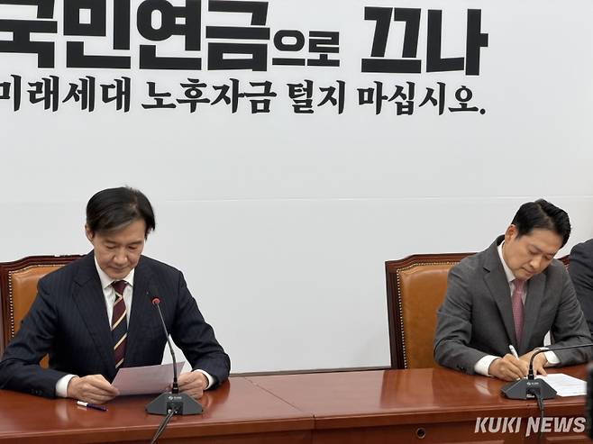 조국 조국혁신당 대표와 장동혁 국민의힘 대표가 1일 국회 국민의힘 당대표실에서 만남을 가지고 있다. 전재훈 기자