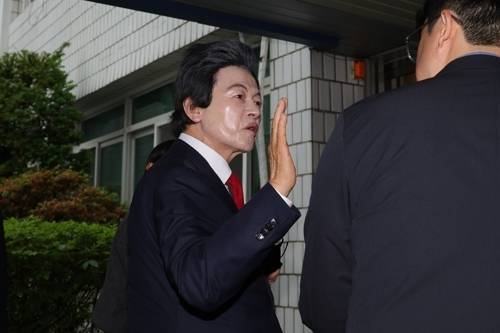 지난 5월 16일 오후 경기도 의정부시 가능동 의정부지방법원에서 사기와 정치자금법 위반, 준강제추행 등의 혐의를 받는 허경영 국가혁명당 명예대표가 구속 전 피의자심문에 앞서 취재진 질문에 답변하고 있다. [연합뉴스]