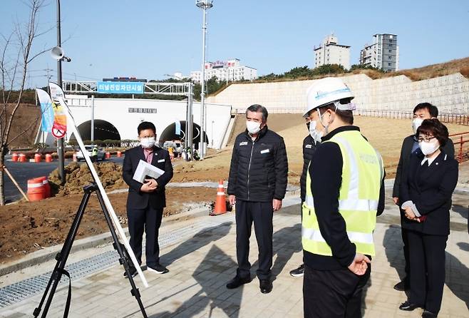 ▲2021년 11월 16일 보령해저터널 개통을 앞두고 사전 점검에 나선 김동일 보령시장/사진제공=보령시