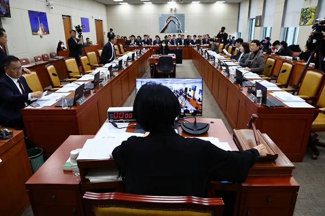 [서울=뉴시스] 김명년 기자 = 최민희 국회 과학기술정보방송통신위원장이 24일 오후 서울 여의도 국회에서 열린 과방위 전체회의에서 의사봉을 두드리고 있다. 2025.11.24. kmn@newsis.com /사진=김명년