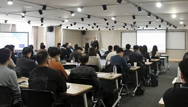 지난달 28일 서울 여의도에 위치한 KODATA 본사에서 열린 신규 상품서비스 설명회에서 황운중 KODATA 상무가 인사말을 하고 있다. /사진=한국평가데이터