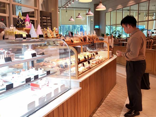 베트남 호치민 7군에 위치한 파리바게뜨 크레센트몰 점에서 한 고객이 빵을 고르고 있다./사진=차현아 기자