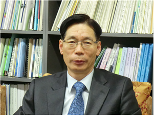 저자 정용일 자동차환경네트웍 대표는 환경부 무저공해자동차사업단 및 친환경자동차기술개발사업단 단장,한국자동차공학회(KSAE) 부회장, 미국자동차공학회(SAE) 국제고문(International Advisor), 한국천연가스차량협회 회장과 (사)녹색교통운동 이사장을 지냈다. 문운당 제공