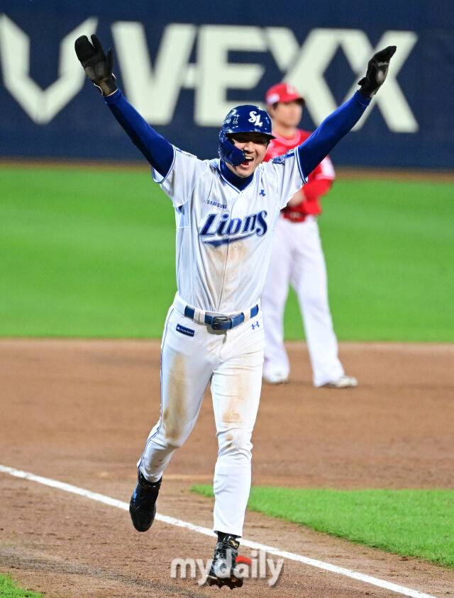 2025년 10월 14일 오후 대구 삼성라이온즈파크에서 열린 '2025 신한 SOL Bank KBO 포스트시즌' SSG 랜더스와 삼성 라이온즈의 준플레이오프 4차전 경기. 삼성 디아즈가 8회말 2사 1루서 2점 홈런을 치자 1루 주자 구자욱이 기뻐하고 있다./마이데일리