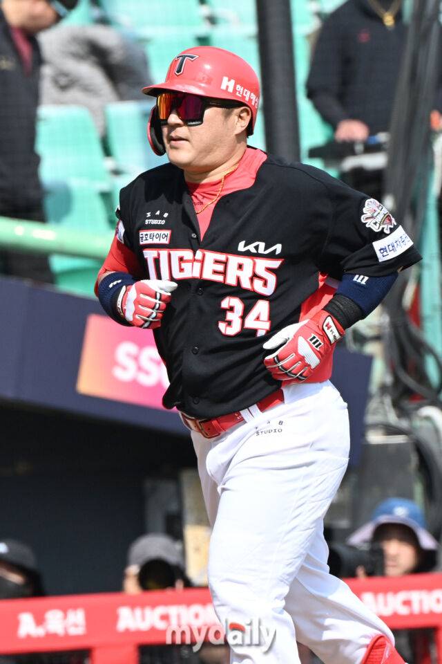 11일 인천 SSG랜더스필드에서 열린 '2025 신한 SOL BANK KBO리그' KIA 타이거즈와 SSG랜더스 경기. KIA 최형우가 5회초 1사 1루에 투런포를 친 후 그라운드를 달리고 있다./마이데일리