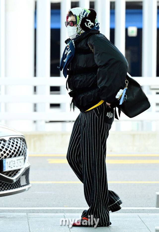 개성 넘치는 의상으로 이동하는 지드래곤