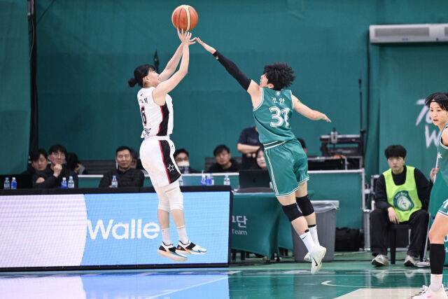 부산 BNK 썸 이소희, 부천 하나은행 진안./WKBL