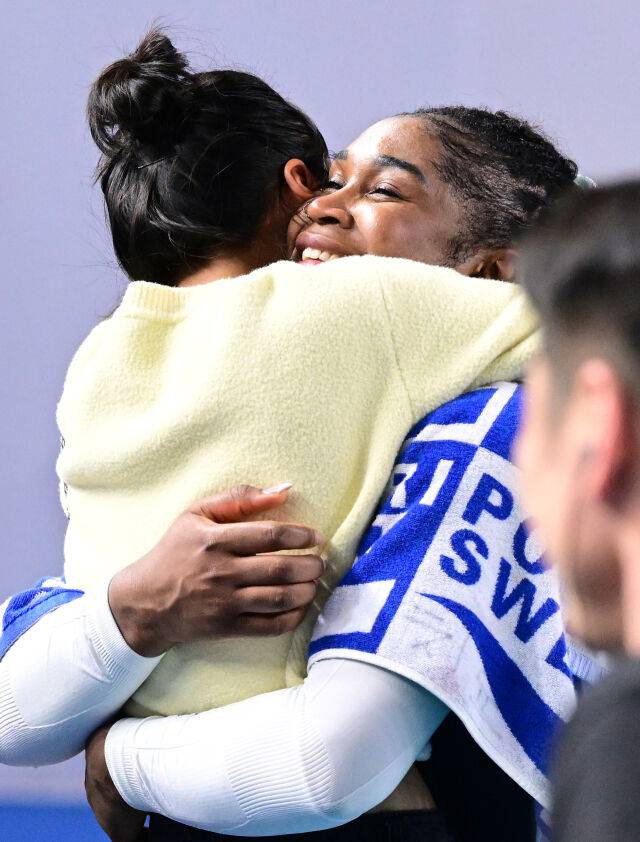 한국도로공사 모마가 최윤지 통역과 포옹하고 있다 / 한국배구연맹(KOVO)