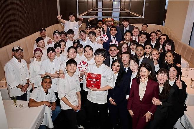 뉴욕 미슐랭 3스타 선정 후 기념촬영을 하는 직원들. 인스타그램