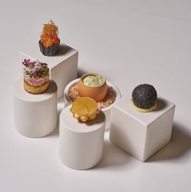 한국의 반찬을 모티브로 한 정식당의 요리들. 인스타그램