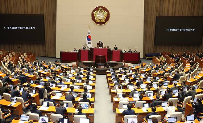 우원식 국회의장이 지난해 12월 14일 서울 여의도 국회 본회의에서 ‘대통령(윤석열) 탄핵소추안’ 가결을 선포하며 의사봉을 두드리고 있다. 이상섭 기자