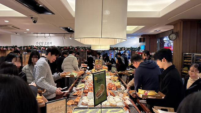 지난달 29일 성심당 본점에서 사람들이 빵을 고르고 있다. 박연수 기자