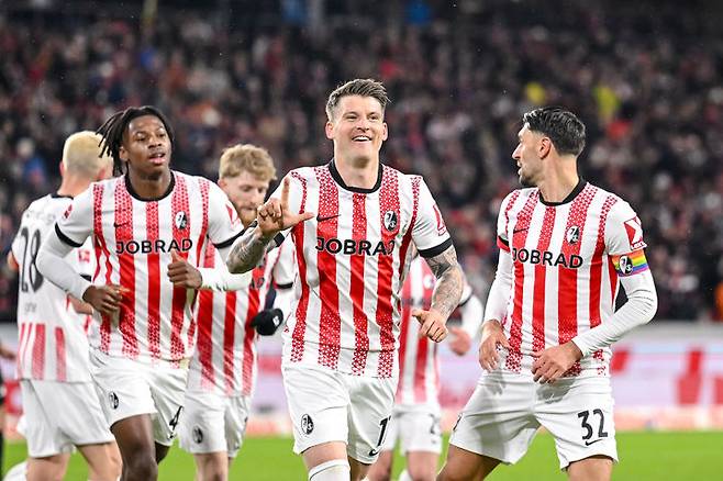 [프라이부르크=AP/뉴시스] 독일 프로축구 분데스리가 프라이부르크의 루카스 퀴블러(가운데). 2025.11.30.