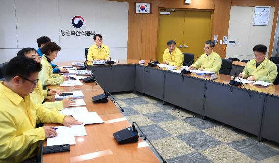 중수본은 1일 농림축산식품부와 행정안전부, 기후에너지환경부, 농림축산검염본부 등 관계부처와 27개 위험 시·군의 부단체장이 참석한 가운데 조류인플루엔자 방역추진 상황 점검 영상회의를 개최했다. 농식품부 제공