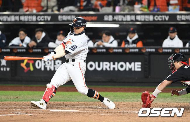 [OSEN=대전, 손용호 기자] 29일 대전 한화생명볼파크에서 2025 신한 SOL Bank KBO리그  한국시리즈 3차전 한화 이글스와 LG 트윈스의 경기가 열렸다.이날 경기에 한화는 폰세를, LG는 손주영을 선발투수로 내세웠다. 5회말 2사 2루 손아섭이 삼진을 당하고 있다. 2025.10.29 /spjj@osen.co.kr