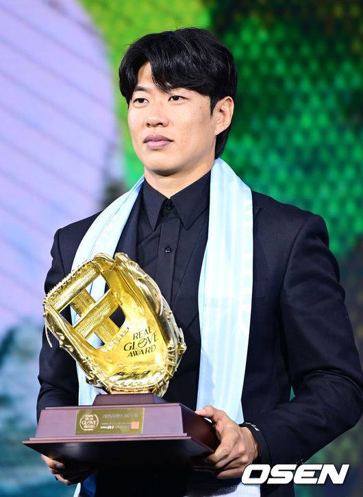 [OSEN=최규한 기자] 1일 오전 서울 광장동 그랜드 워커힐 서울에서 ‘리얼 글러브 어워드’ 시상식이 열렸다.리얼글러브 어워드는 한국 프로야구 선수들이 직접 투표를 통해 동료 선수들의 활약을 평가하고 각 포지션별 최고의 선수를 선정하는 국내 유일의 선수 주도형 시상식이다.키움 송성문이 3루수상을 수상한 뒤 포즈를 취하고 있다. 2025.12.01 / dreamer@osen.co.kr