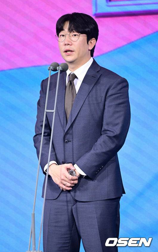[OSEN=최규한 기자] 1일 오전 서울 광장동 그랜드 워커힐 서울에서 ‘리얼 글러브 어워드’ 시상식이 열렸다.리얼글러브 어워드는 한국 프로야구 선수들이 직접 투표를 통해 동료 선수들의 활약을 평가하고 각 포지션별 최고의 선수를 선정하는 국내 유일의 선수 주도형 시상식이다.양현종 선수협 회장이 인사말을 전하고 있다. 2025.12.01 / dreamer@osen.co.kr