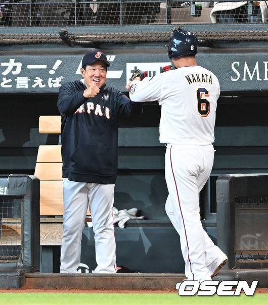 [OSEN=손용호 기자] 30일 일본 에스콘필드 홋카이도에서 ‘한일 드림 플레이어즈 게임’이 열렸다. 이 게임은 한국과 일본 프로야구를 대표했던 스타들이 총  출동해 양국의 우정을 이어간다.4회말 나카다 쇼가 홈런을 치고 하라 감독과 함께 기뻐하고 있다./spjj@osen.co.kr