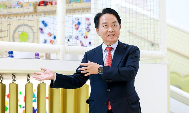 이성헌 서대문구청장이 서대문구육아종합지원센터 키즈카페를 소개하고 있다. 서대문구 제공