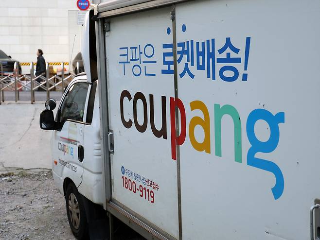 1일 서울 시내의 주차장에 쿠팡 배송트럭이 주차돼 있다. 국내 최대 이커머스 업체 쿠팡에서 3370만개의 고객 계정 정보가 유출된 사건이 발생했다. 노출된 정보는 이름·이메일 주소·배송지 주소록(입력한 이름·전화번호·주소) 일부 주문정보 등이다. 뉴스1