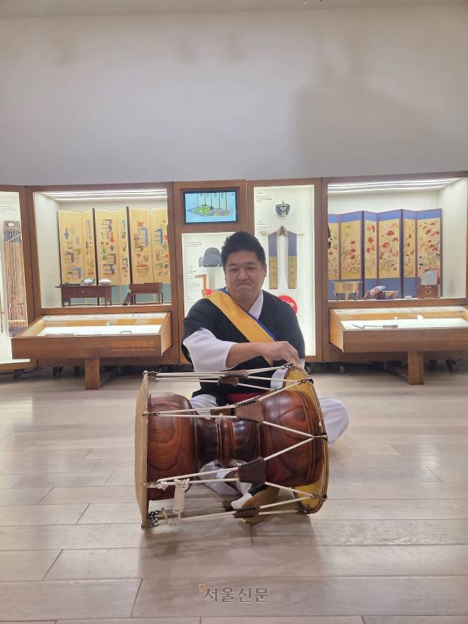 서배스천 왕 워싱턴사물놀이 단장이 29일(현지시간) 미국 워싱턴DC 한국문화원에서 장구를 바닥에 놓고 흥겨운 장단에 맞춰 연주하고 있다.