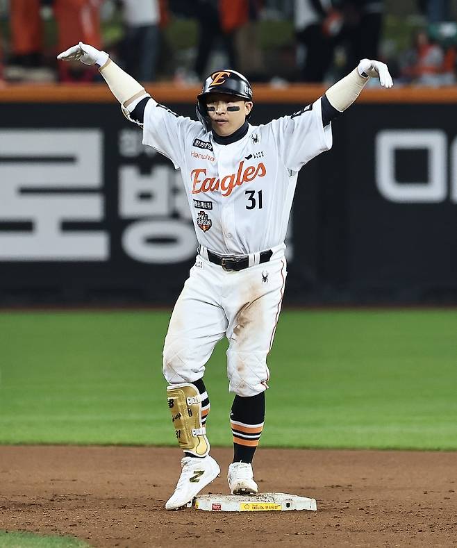 한화 손아섭 ‘세이프!’ - 30일 대전한화생명볼파크에서 열린 2025 프로야구 KBO리그 포스트시즌 한국시리즈 4차전 LG 트윈스와 한화 이글스의 경기. 7회말 1사 1루 상황 내야땅볼을 친 한화 손아섭이 LG 문보경의 송구 실책을 틈타 2루까지 질주해 세이프된 뒤 세리머니를 하고 있다. 2025.10.30 연합뉴스