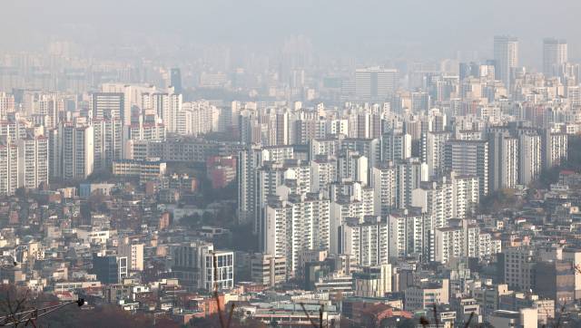 서울 남산에서 바라본 아파트 밀집 지역이 안개로 뿌옇게 보인다. 연합뉴스