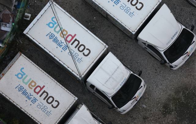 1일 서울 시내 한 쿠팡 물류센터 인근에 차량이 주차돼 있다. 연합뉴스