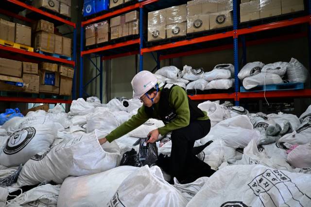 지난달 28일 충북 청주시 지식재산처 상표권 침해 압수품 보관 창고에서 김희태 지식재산처 상표경찰 수사관이 압수품을 확인하고 있다. 청주=김태호 기자