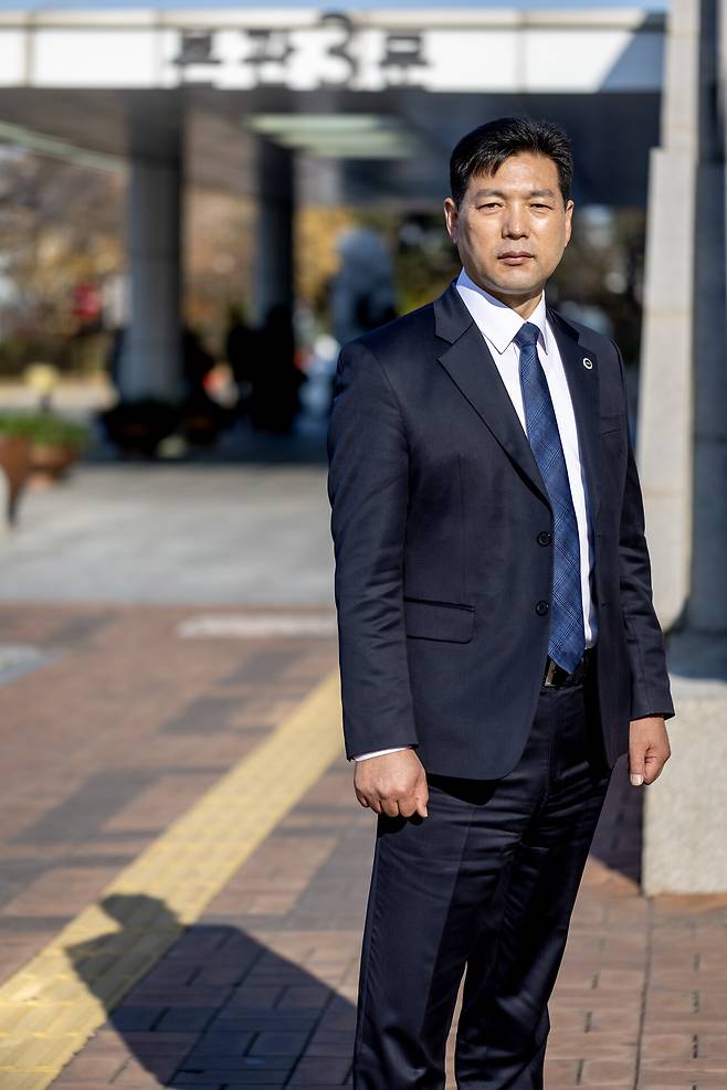 김성록 국회의장 경호대장이 서울 여의도 국회의사당 본관 3문 앞에서 카메라를 응시하고 있다. 12·3 비상계엄 당일 우원식 국회의장을 엄호하며 본관 3문을 통해 집무실로 들어갔다. ⓒ시사IN 박미소