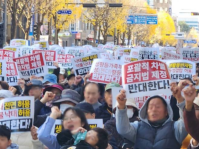 29일 오후 광주 동구 금남로4가역 일대에서 기독교와 보수 성향 단체가 가정수호와 차별금지법 제정 반대 집회를 하고 있다. ⓒ시사저널 정성환