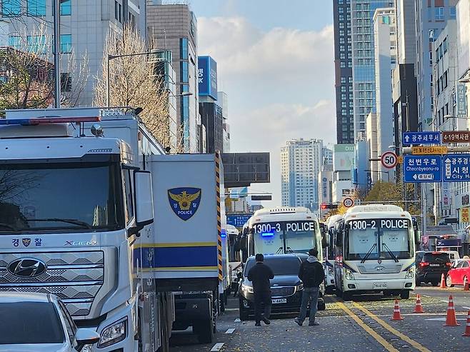 29일 광주 동구 금남로 일대에서 퀴어축제와 보수 성향 단체의 차별금지법 제정 반대 집회가 동시에 열리고 있는 가운데 경찰이 차벽으로 동선을 차단했다. ⓒ시사저널 정성환