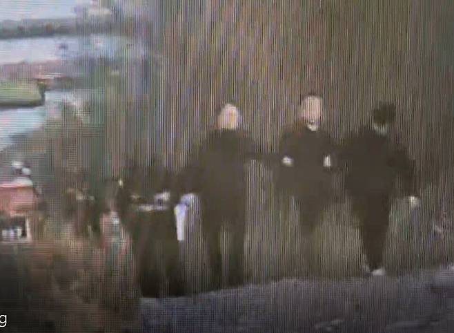 청주에서 장기실종 상태였던 여성을 살해한 혐의로 긴급 체포된 전 연인 김아무개씨가 11월26일 오후 충북 충주호에서 경찰에 실종 여성의 차량을 유기한 지점을 밝힌 뒤 다시 호송되고 있다. ⓒ연합뉴스