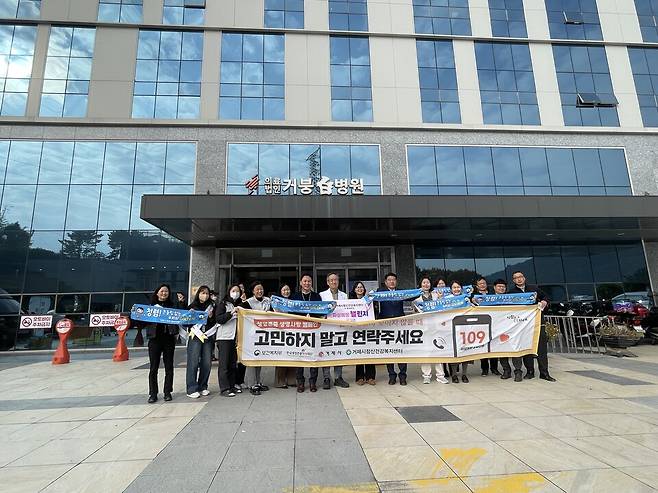 거제시 정신건강복지센터가&nbsp;거붕백병원 앞에서 '커피트럭으로 나누는 생명존중 캠페인'을 진행하고 있다. ⓒ거제시 제공